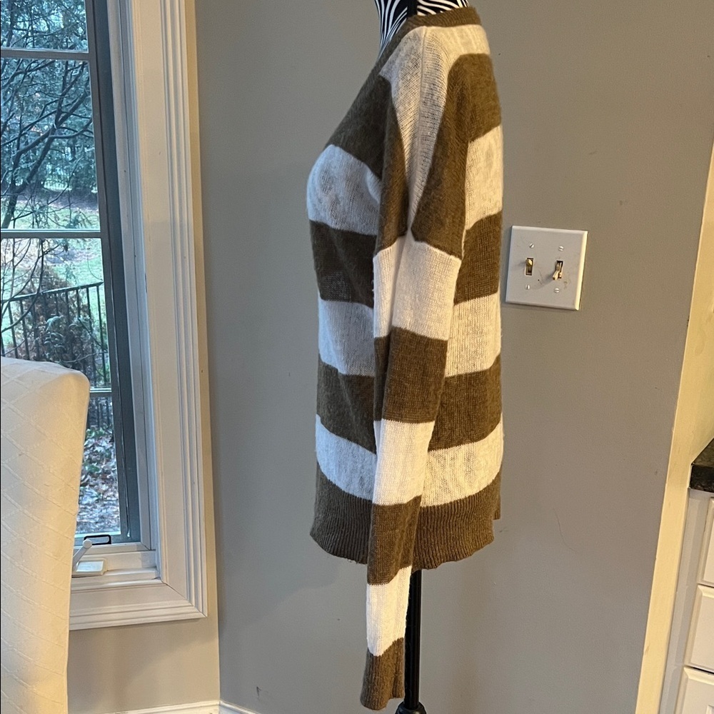 Great🎉 condition BANANA REPUBLIC Striped Brown and White Women's Sweater Size M - Picture 6 of 8